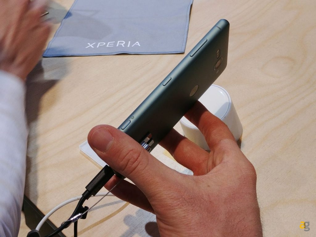 sony-xz2-compact-nuove-cuffie-ear-duo