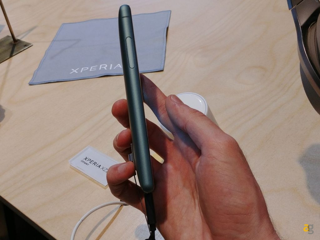 sony-xz2-compact-nuove-cuffie-ear-duo