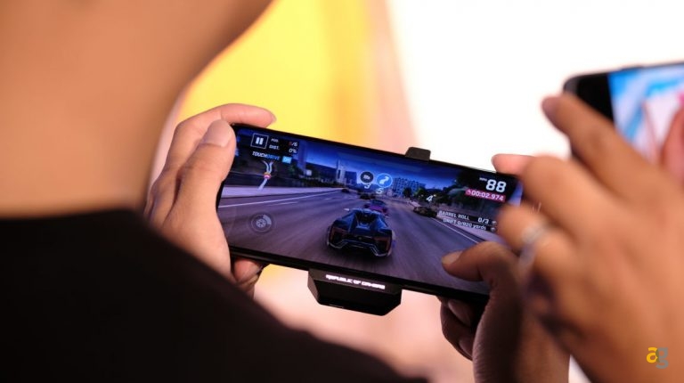 Asus-ROG-Phone-2-gaming-on-gamepad-1280×720