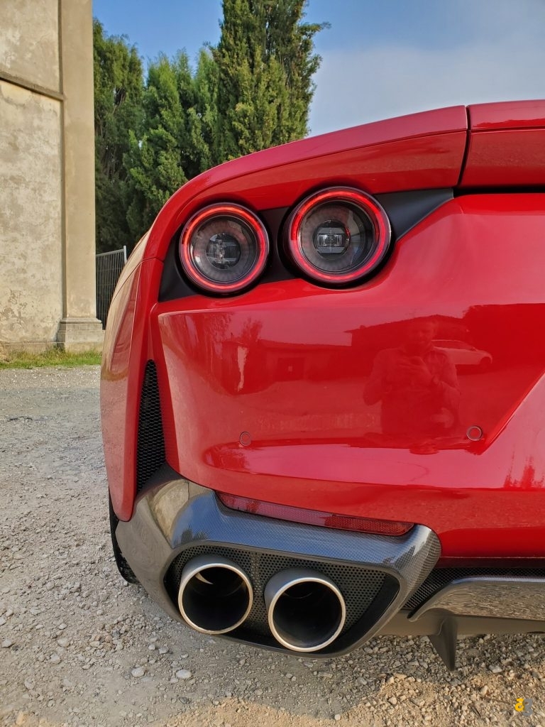 una-giornata-con-ferrari-812-e-galaxy-fold-5g