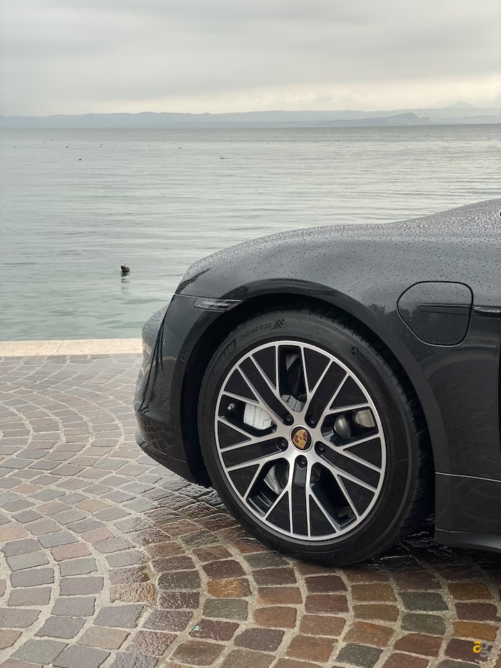 la-tecnologia-di-porsche-taycan-100-elettrica