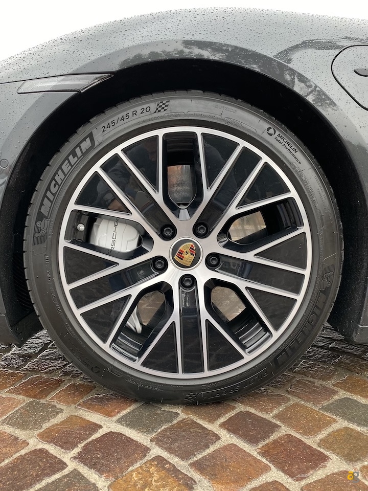 la-tecnologia-di-porsche-taycan-100-elettrica