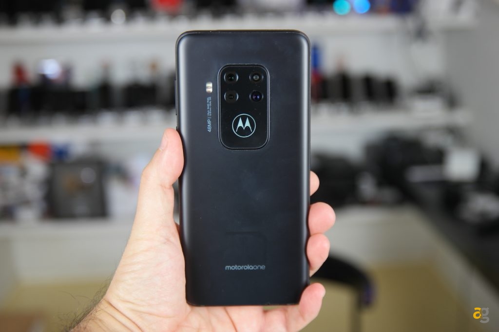 recensione-motorola-one-zoom