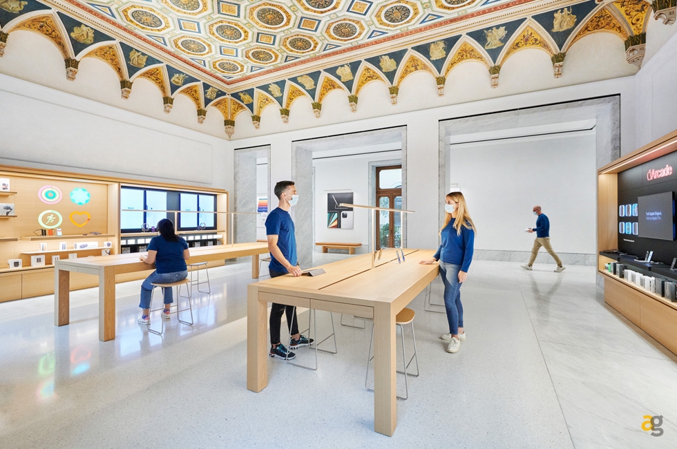 Apple_Via-Del-Corso-opens-in-Rome (6)