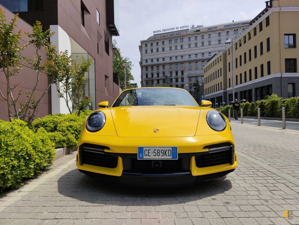 porsche-911-turbo-test-drive-tecnologia-play-zte-axon-30