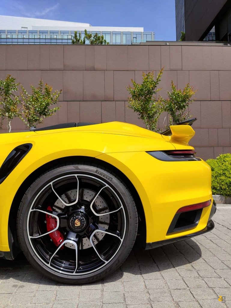 porsche-911-turbo-test-drive-tecnologia-play-zte-axon-30