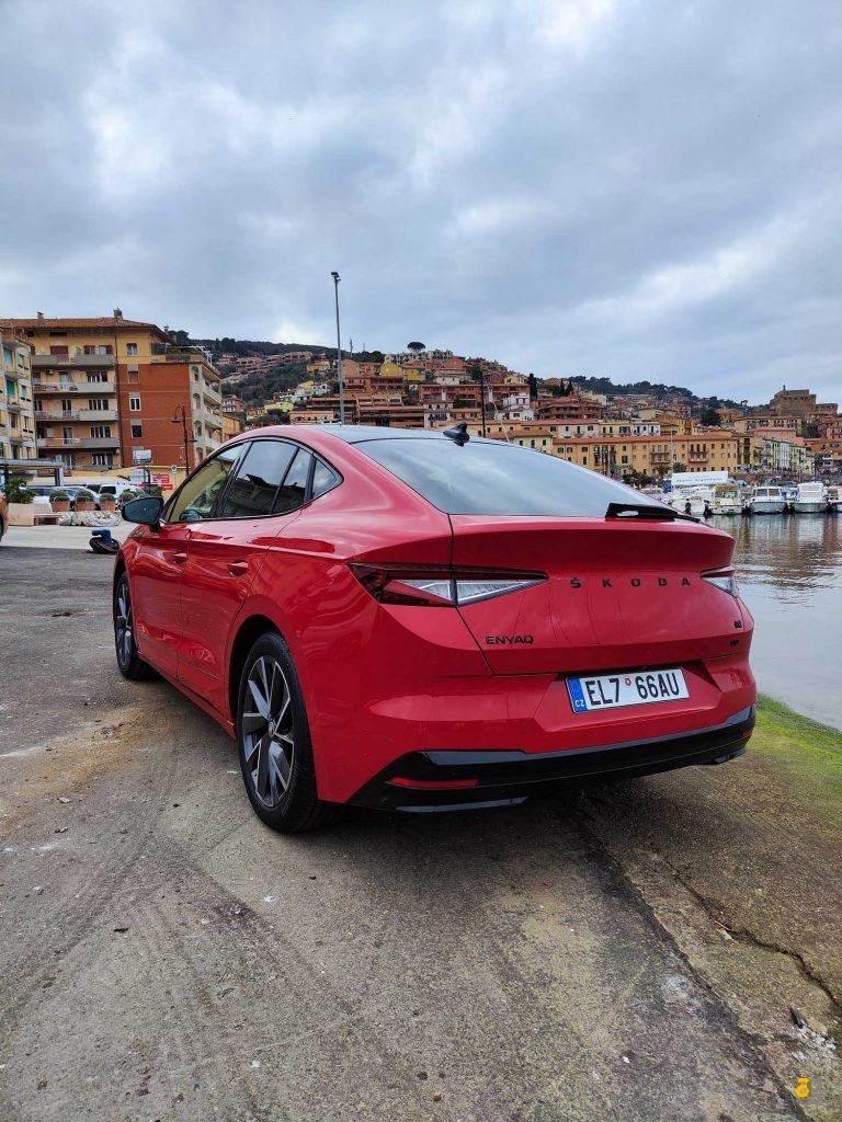 skoda-enyaq-rs-coupe-test-drive-tecnologia-prezzi-suv-elettrico