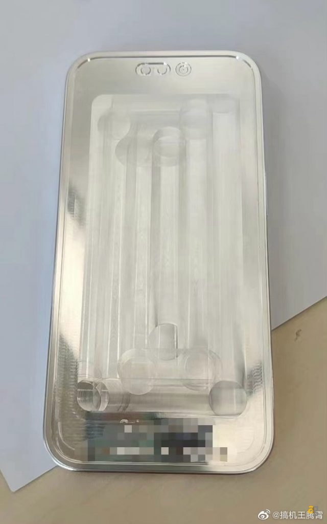 iphone-14-spunta-unita-sample-con-doppio-foro-sul-display