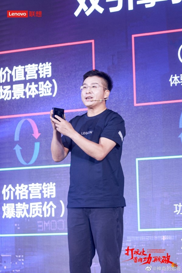 mostrato-dal-vivo-nuovo-motorola-razr-2022-confermato-cambio-design