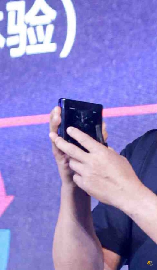 mostrato-dal-vivo-nuovo-motorola-razr-2022-confermato-cambio-design