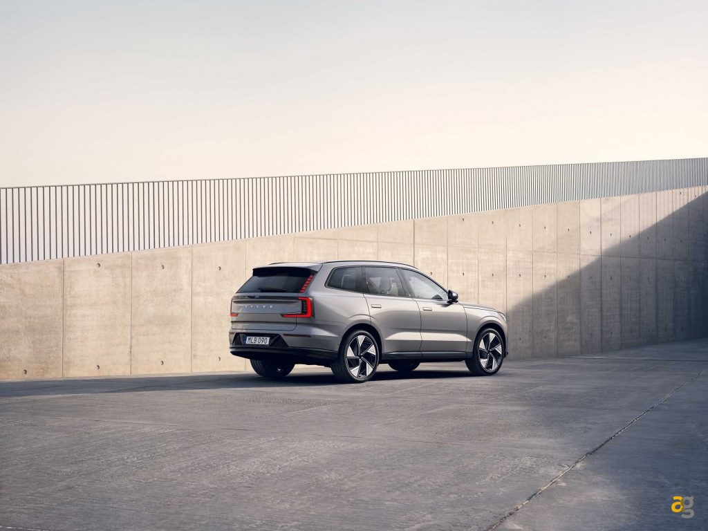 volvo-ex90-debutta-oggi-suv-7-posti-100-elettrico-unreal-engine