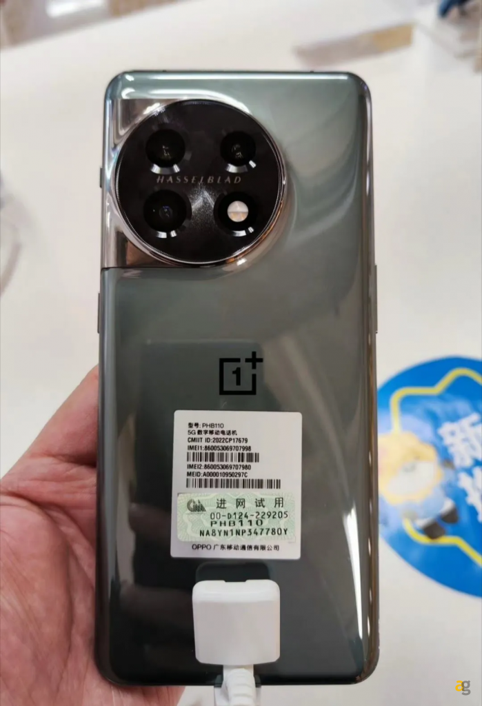 oneplus-11-entrambe-colorazioni-immortalate-leak-un-giorno-dalla-presentazione