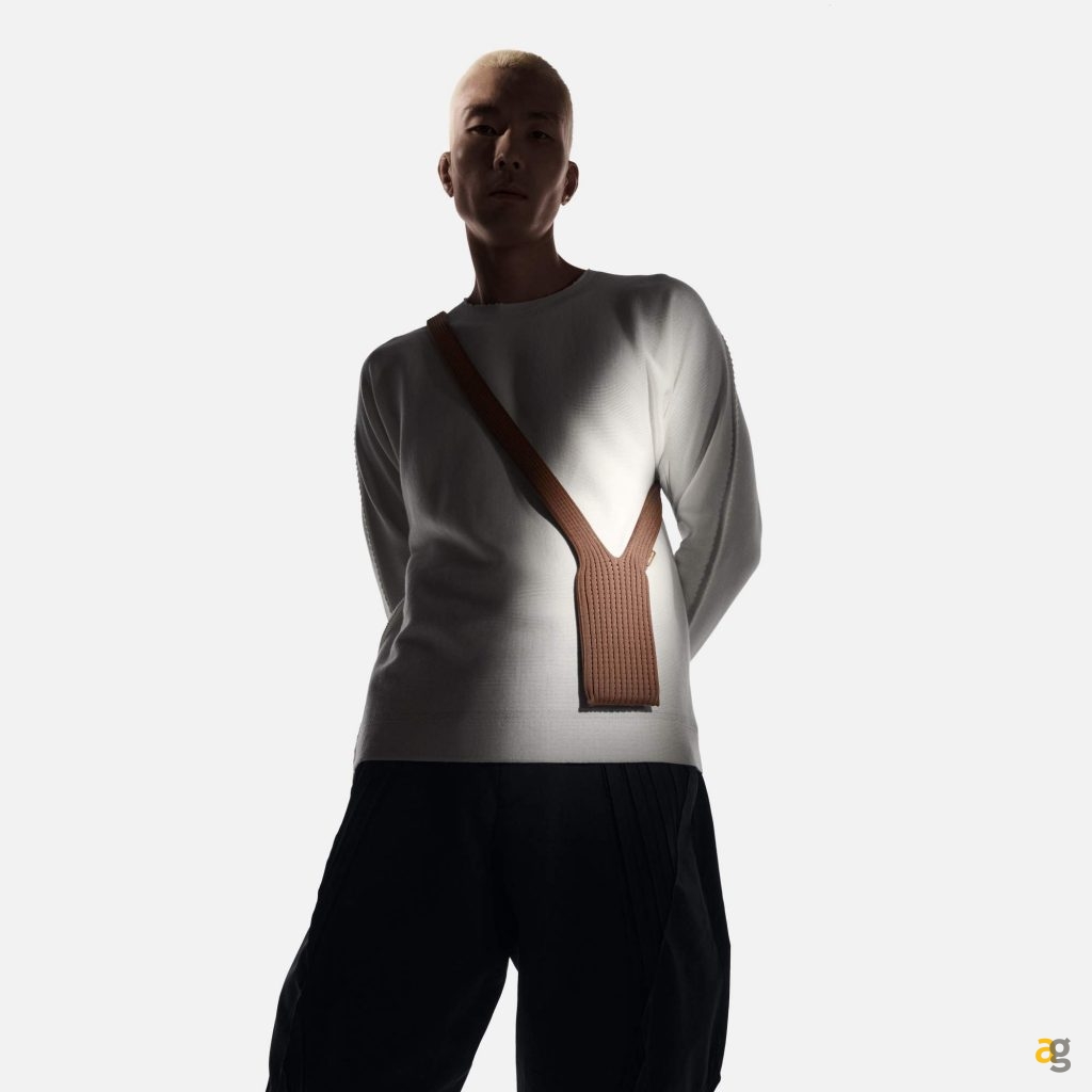 apple-issey-miyake-lanciano-iphone-pocket-accessorio-fashion-quasi-250e